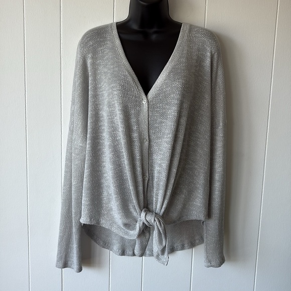 Babaton / Aritzia Taurus Grey Waffle Button Down Shirt | Medium - Picture 9 of 10